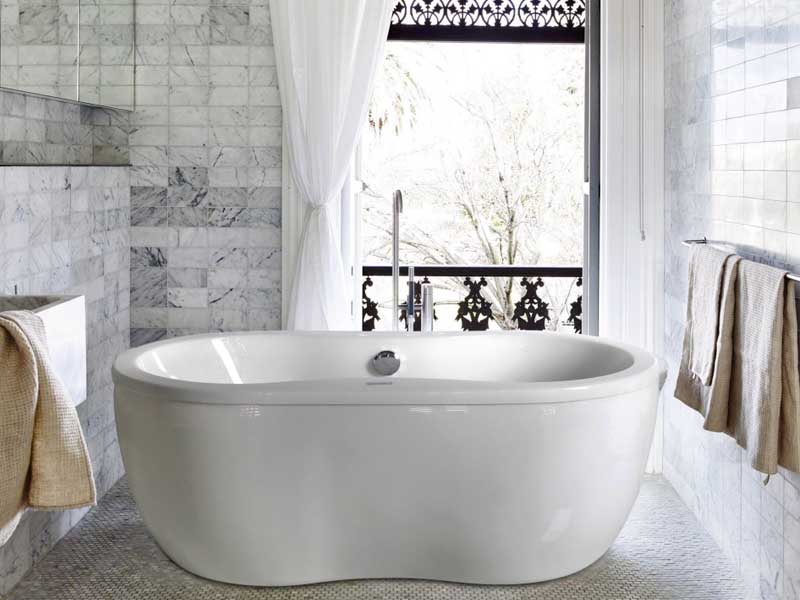 Bồn tắm oval có thiết kế không góc cạnh tạo cảm giác an toàn